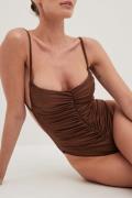 NA-KD Swimwear Badedrakt med detaljer - Brown