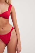 NA-KD Swimwear Drapert skinnende bikinitruse med høy skjæring - Red