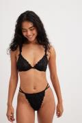 NA-KD Lingerie T-stringtruse med stroppedetaljer og broderi - Black,Fl...