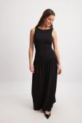 NA-KD Trend Strukturert kjole med volum - Black