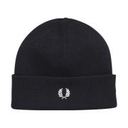 Svart mannsbeanie med frontalt brodert logo