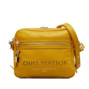 Pre-owned Gult skinn Louis Vuitton Flight Paname