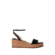 Chic Decolleté Wedges