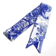 Pre-owned Silk scarves