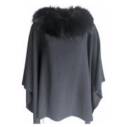 Svart Raccoon Ull Poncho