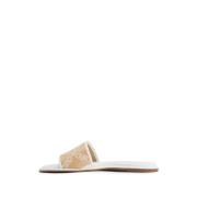 Hvit Flat Sandal med Gull Detalj