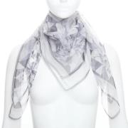 Pre-owned Silk scarves