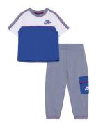 Nkb B Nsw Reimagine Ft Pant Se Sets Sets With Short-sleeved T-shirt Bl...