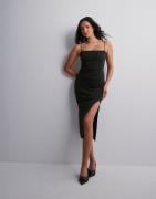 Nelly - Svart - Bodyhugging Slit Dress