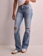 Nelly - Blå - Low Waist Bootcut Flap Pocket Jeans