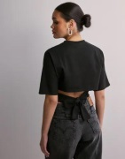 Nelly - Svart - Open Back Tie Tee