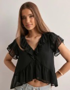 Nelly - Svart - Dreamy Flounce Blouse