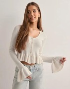 Nelly - Hvit - Long Sleeve Flounce Knit Top