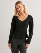 Nelly - Svart - Shaped V-neck Blouse