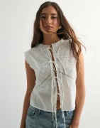 Nelly - Hvit - Embroidered Vest