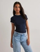 Nelly - Blå - Double Look Tee