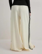 Nelly - Svart - Front Button LS Top